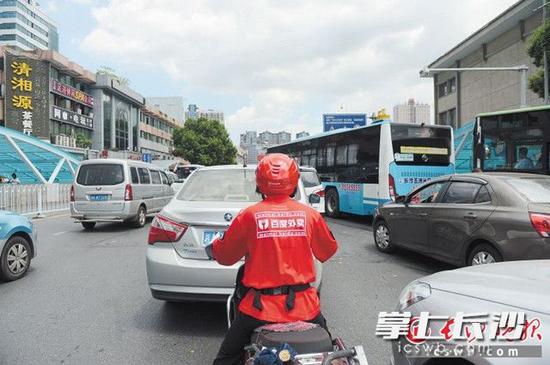 圖為百度外賣的配送員正在送餐路上。長沙晚報記者 余劭劼 攝